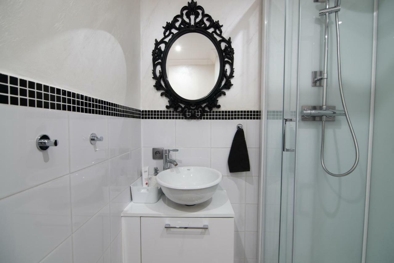 The White Apartment Варшава Экстерьер фото